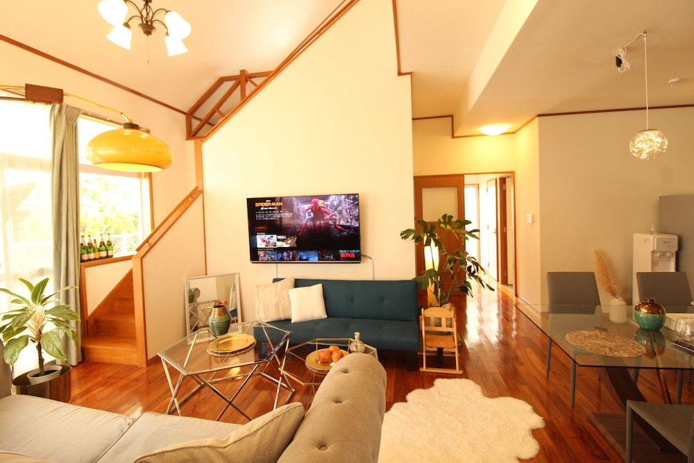 CHATAN SEASIDE AMERICAN HOUSE AO 那覇