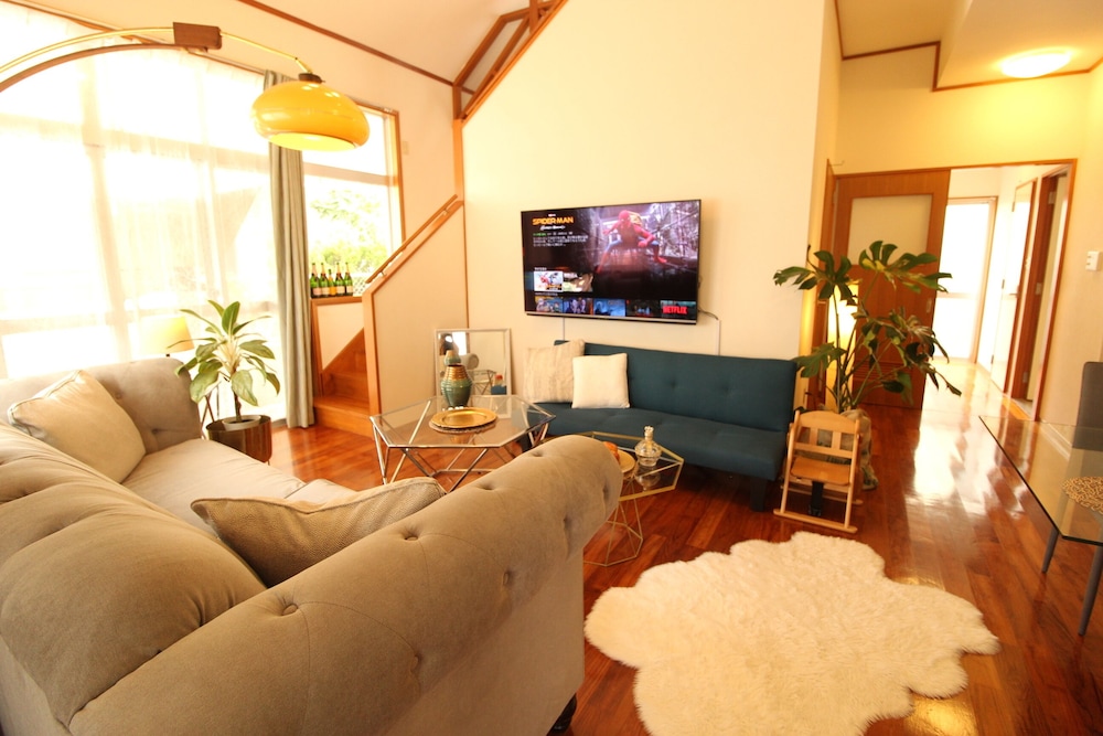 CHATAN SEASIDE AMERICAN HOUSE AO 那覇