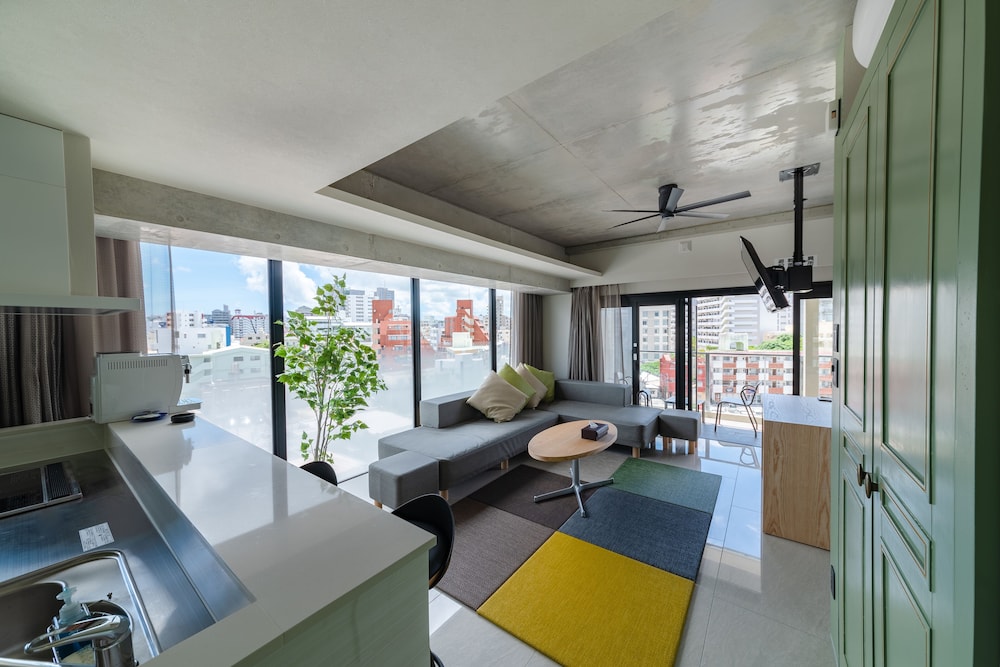 HOTEL VIVIANA 那覇