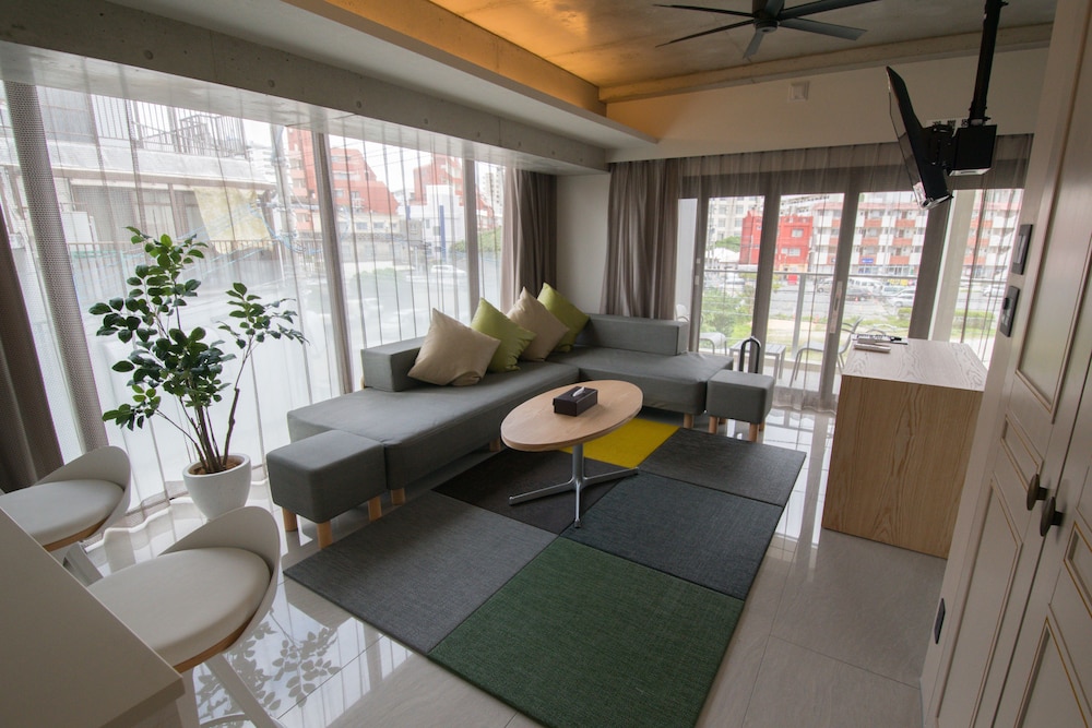 HOTEL VIVIANA 那覇