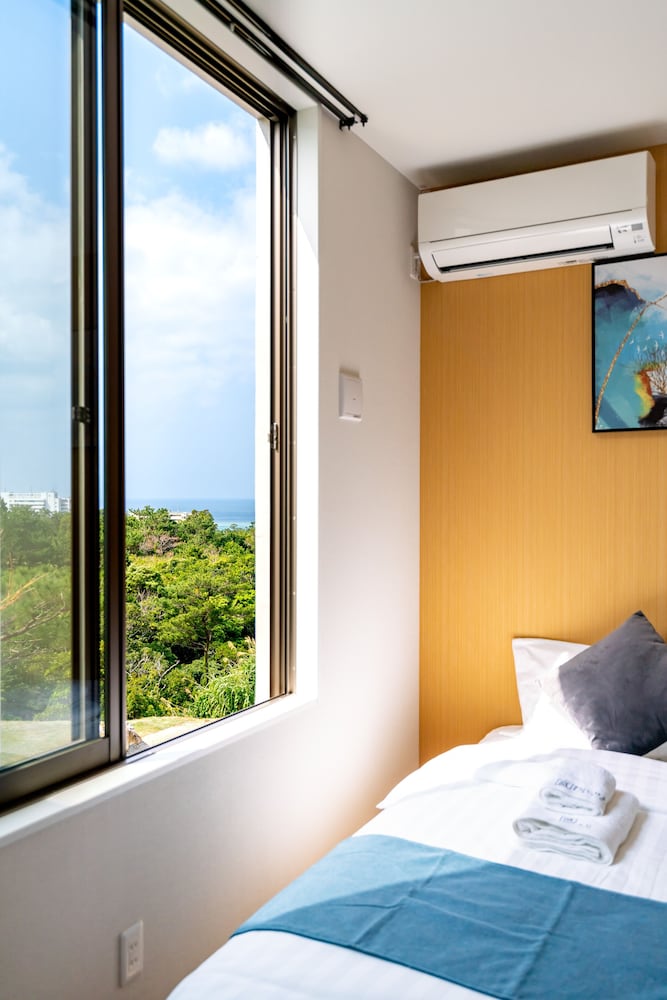 LUXURY HILLSIDE VILLA WITH SEA VIEWS 那覇