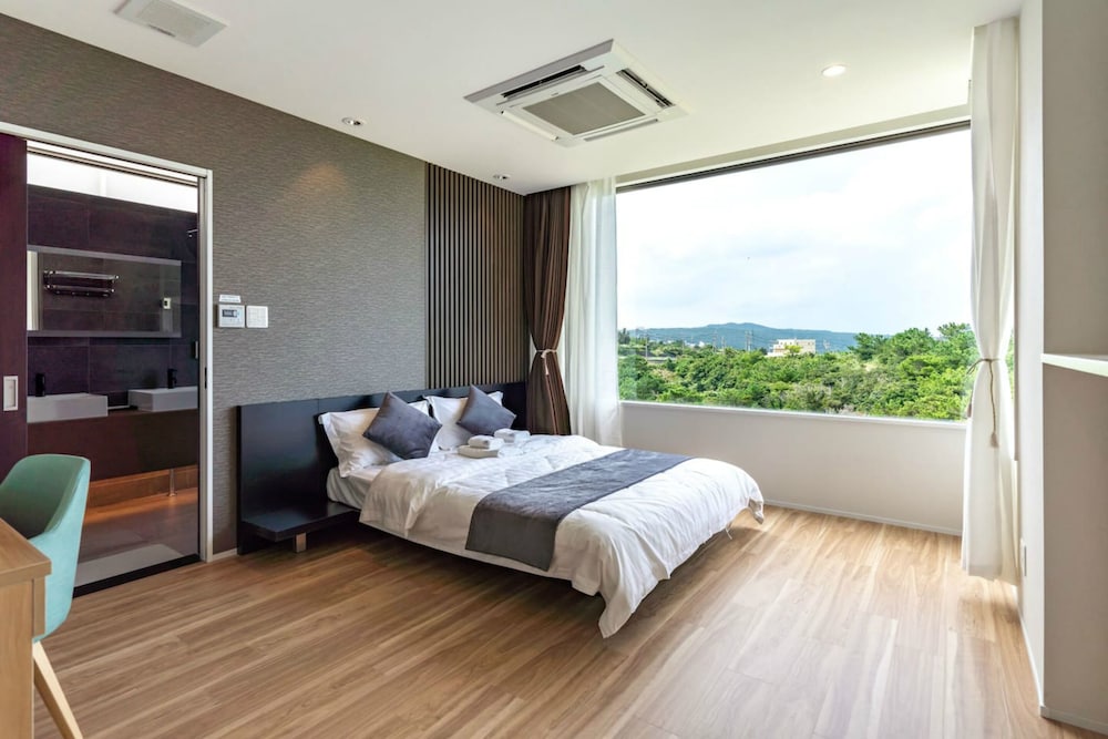 LUXURY HILLSIDE VILLA WITH SEA VIEWS 那覇