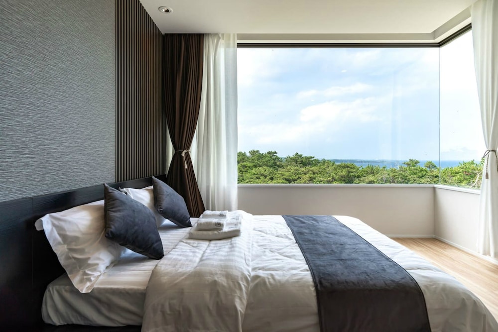 LUXURY HILLSIDE VILLA WITH SEA VIEWS 那覇