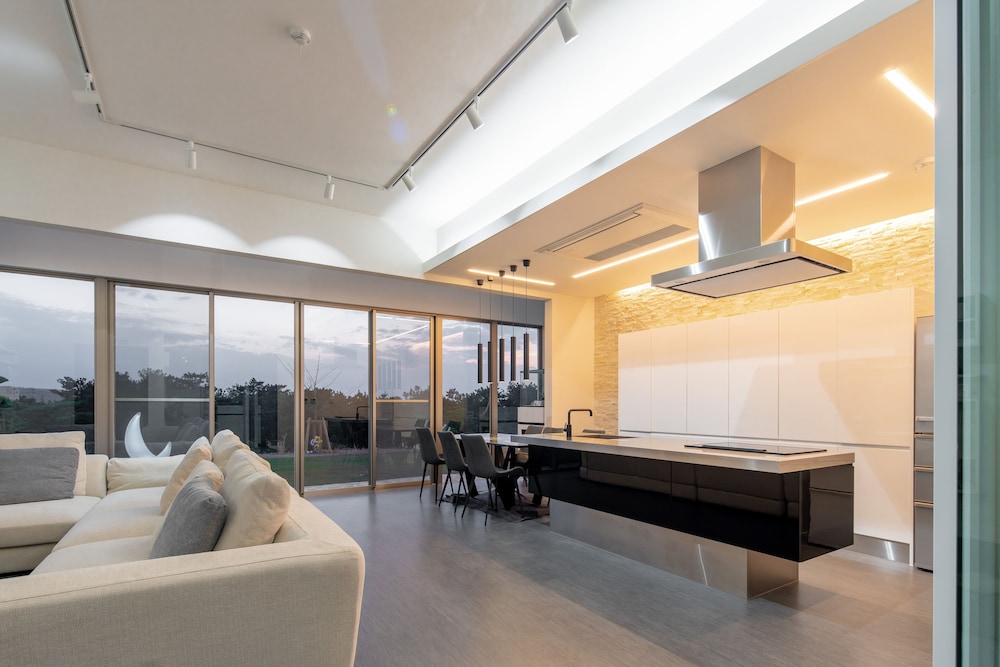 LUXURY HILLSIDE VILLA WITH SEA VIEWS 那覇