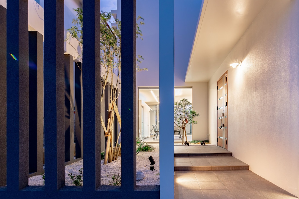 LUXURY HILLSIDE VILLA WITH SEA VIEWS 那覇