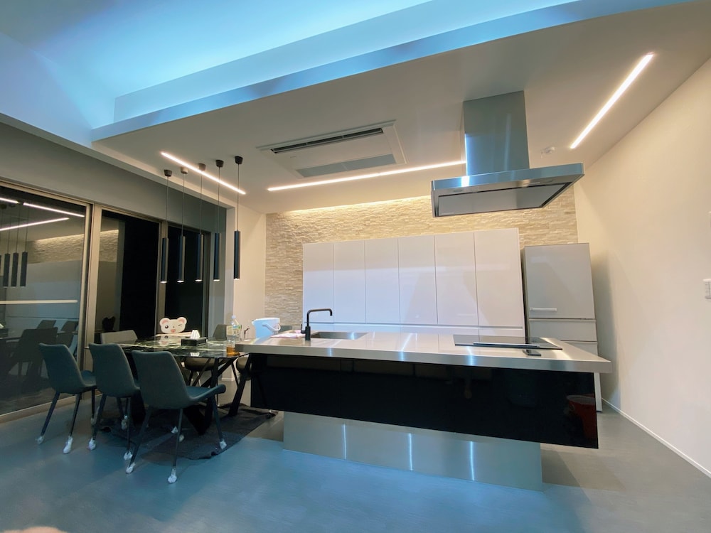 LUXURY HILLSIDE VILLA WITH SEA VIEWS 那覇