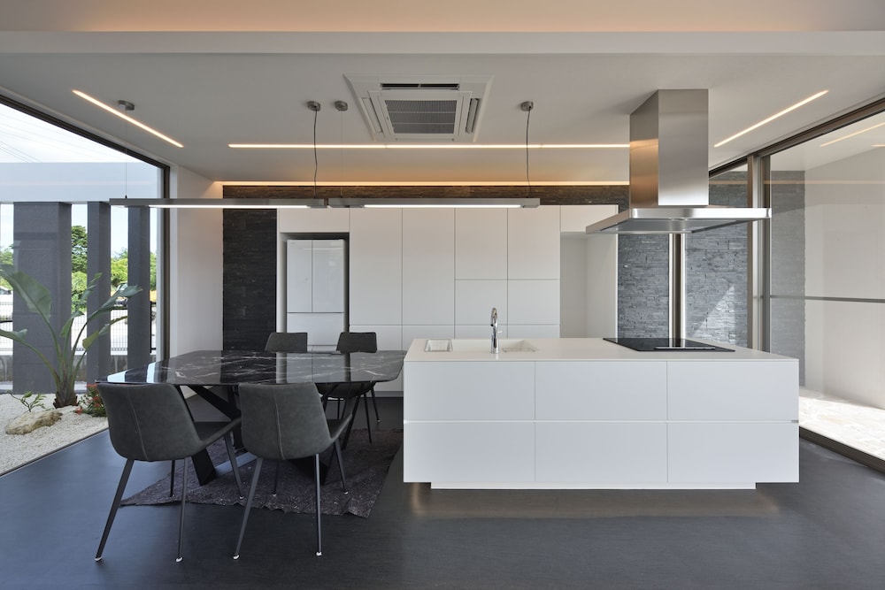 LUXURY HILLSIDE VILLA WITH SEA VIEWS 那覇
