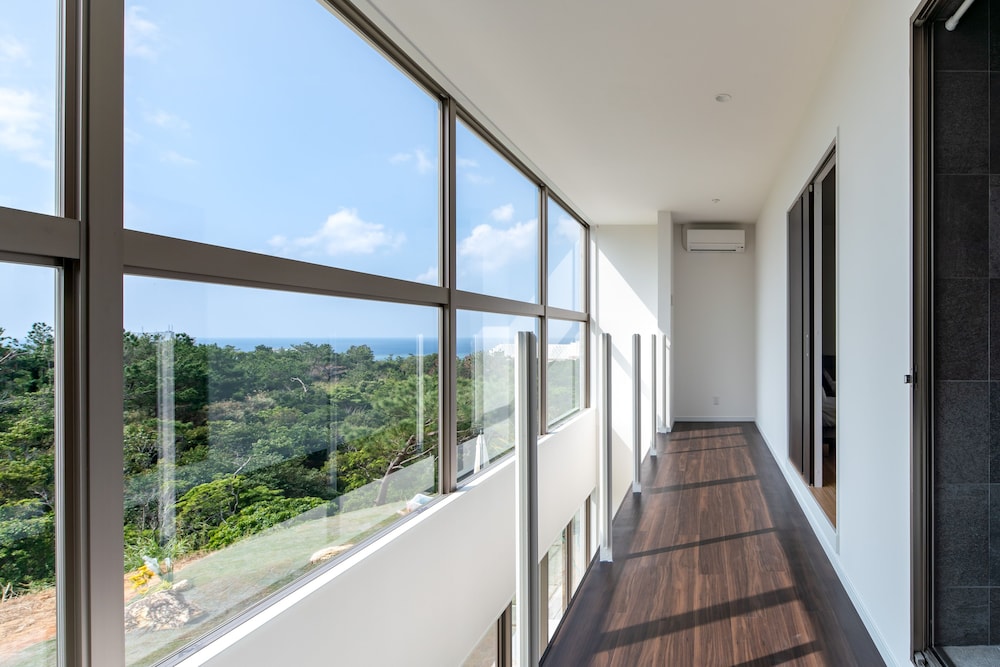 LUXURY HILLSIDE VILLA WITH SEA VIEWS 那覇