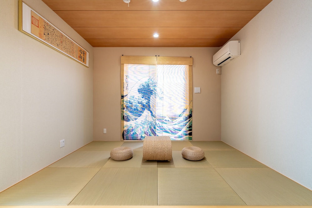 LUXURY HILLSIDE VILLA WITH SEA VIEWS 那覇