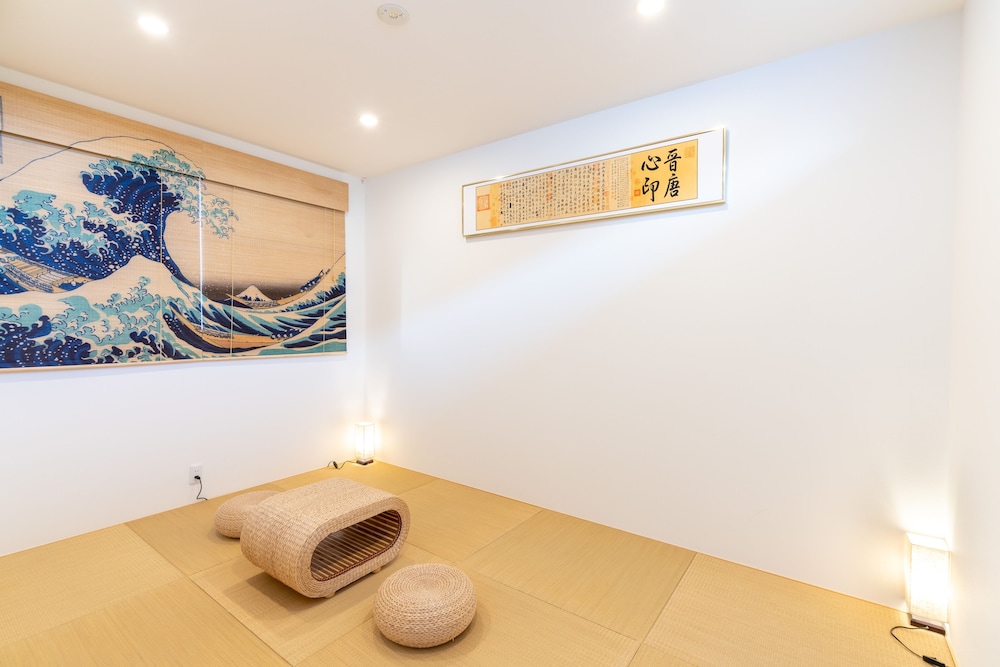 LUXURY HILLSIDE VILLA WITH SEA VIEWS 那覇