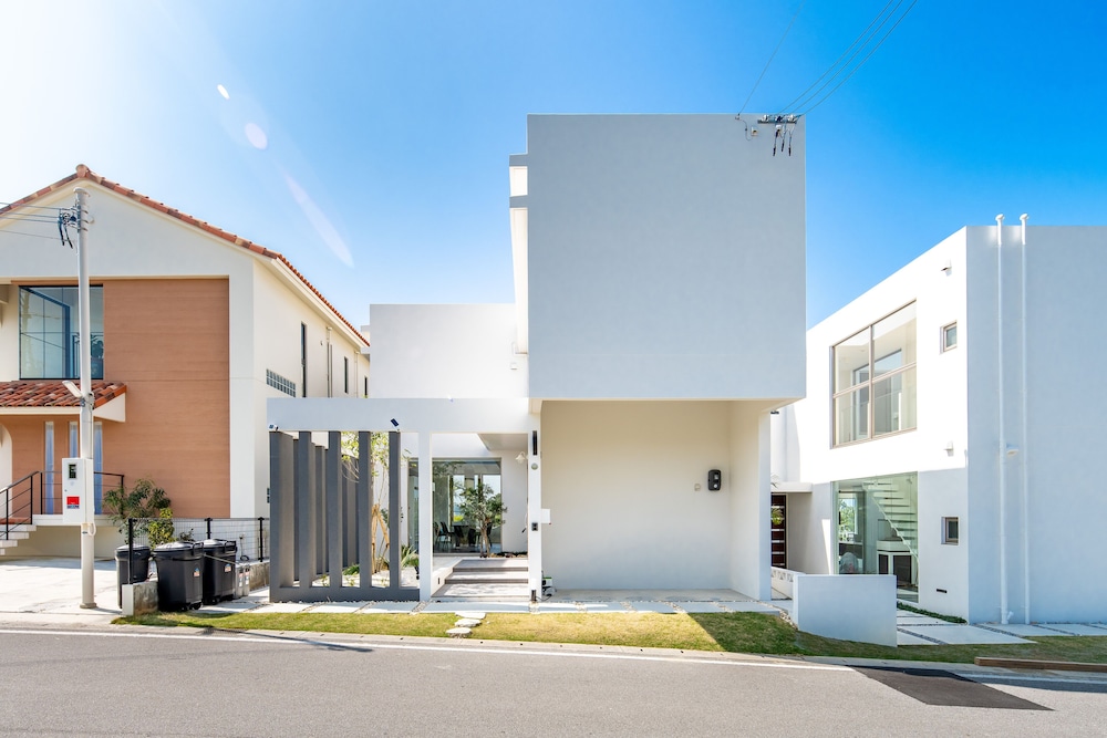 LUXURY HILLSIDE VILLA WITH SEA VIEWS 那覇