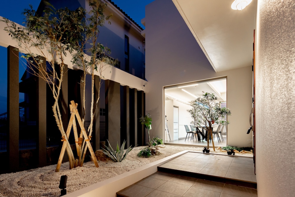 LUXURY HILLSIDE VILLA WITH SEA VIEWS 那覇