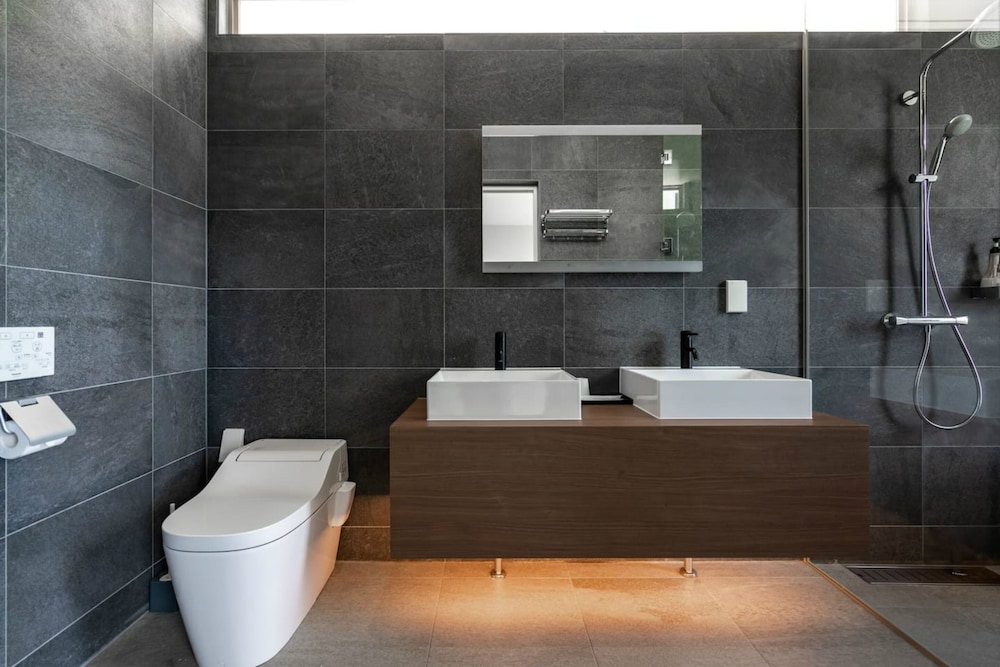 LUXURY HILLSIDE VILLA WITH SEA VIEWS 那覇
