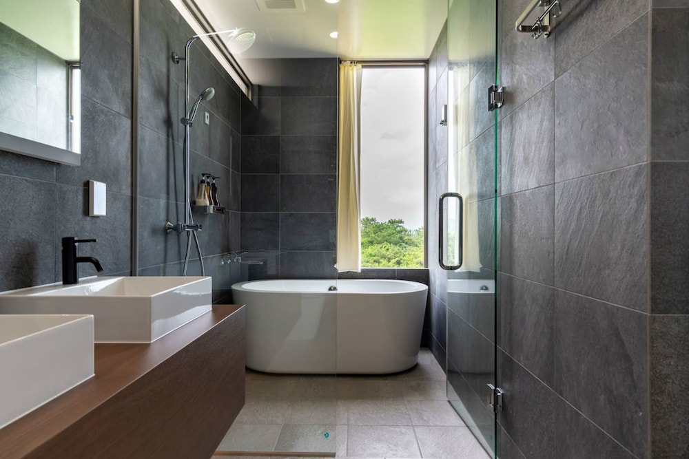 LUXURY HILLSIDE VILLA WITH SEA VIEWS 那覇