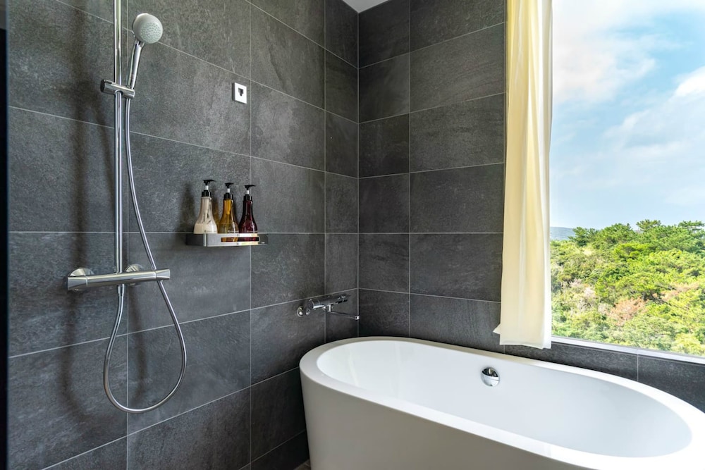 LUXURY HILLSIDE VILLA WITH SEA VIEWS 那覇