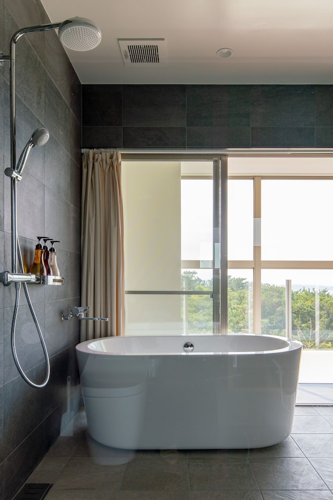 LUXURY HILLSIDE VILLA WITH SEA VIEWS 那覇