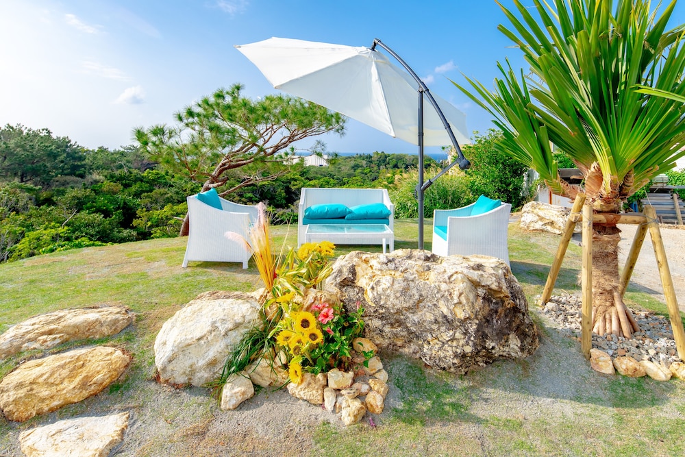 LUXURY HILLSIDE VILLA WITH SEA VIEWS 那覇