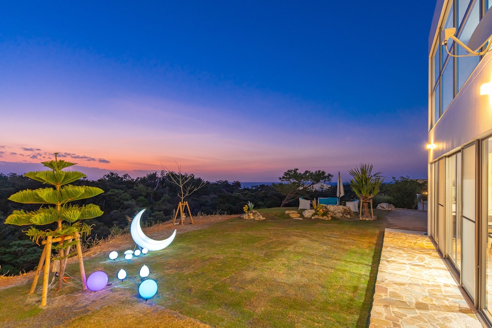 LUXURY HILLSIDE VILLA WITH SEA VIEWS 那覇