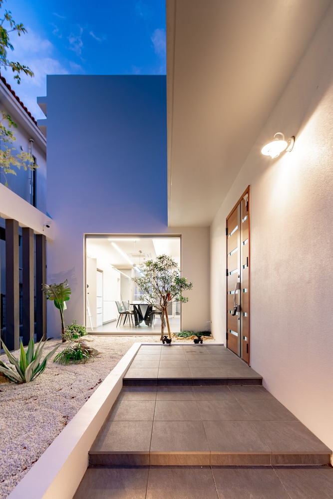 LUXURY HILLSIDE VILLA WITH SEA VIEWS 那覇