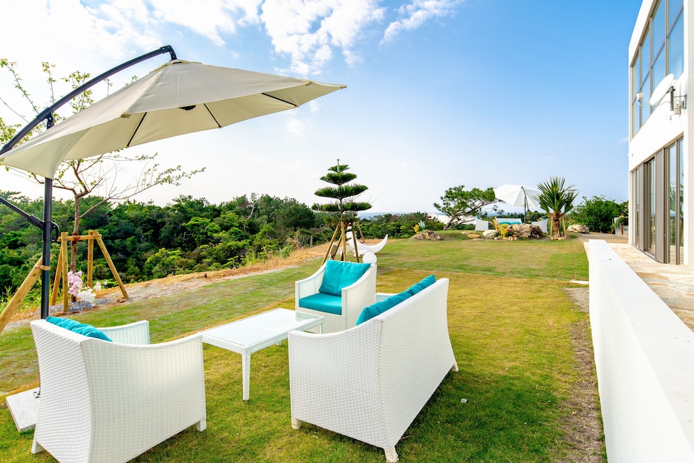 LUXURY HILLSIDE VILLA WITH SEA VIEWS 那覇