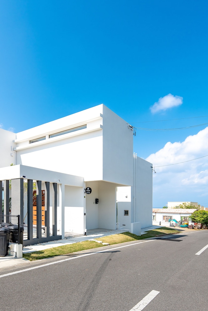 LUXURY HILLSIDE VILLA WITH SEA VIEWS 那覇