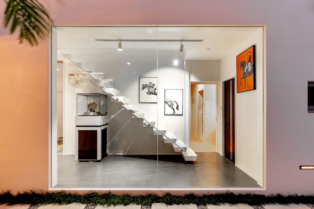 LUXURY HILLSIDE VILLA WITH SEA VIEWS 那覇