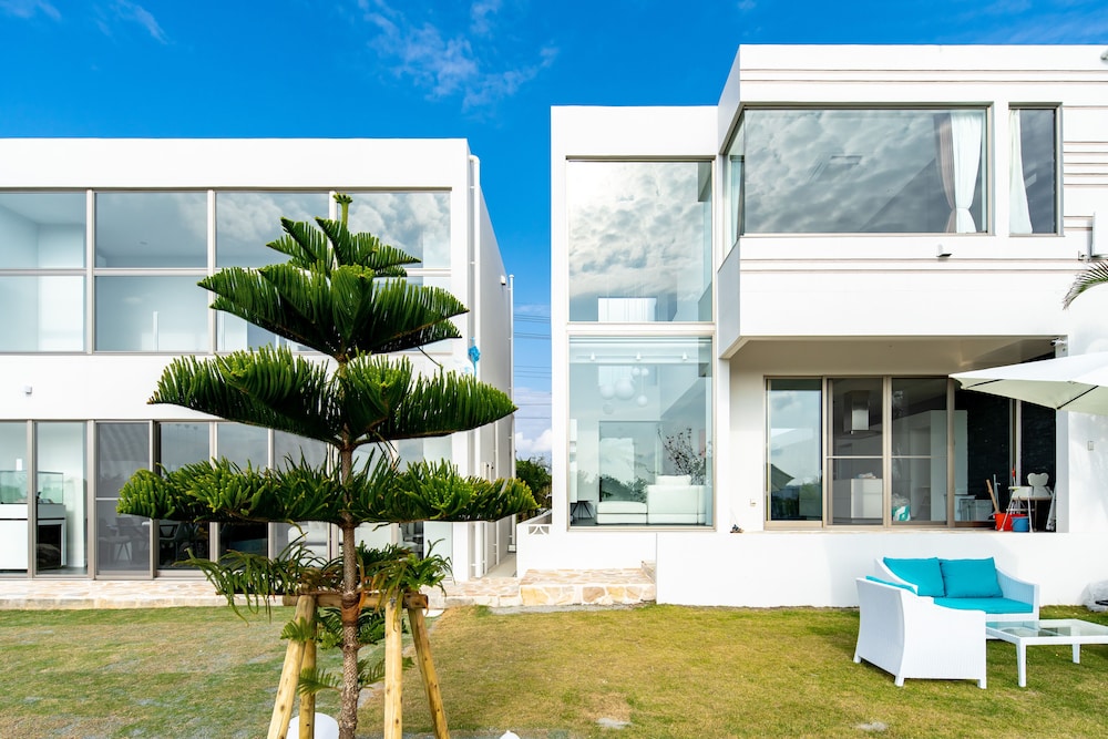 LUXURY HILLSIDE VILLA WITH SEA VIEWS 那覇