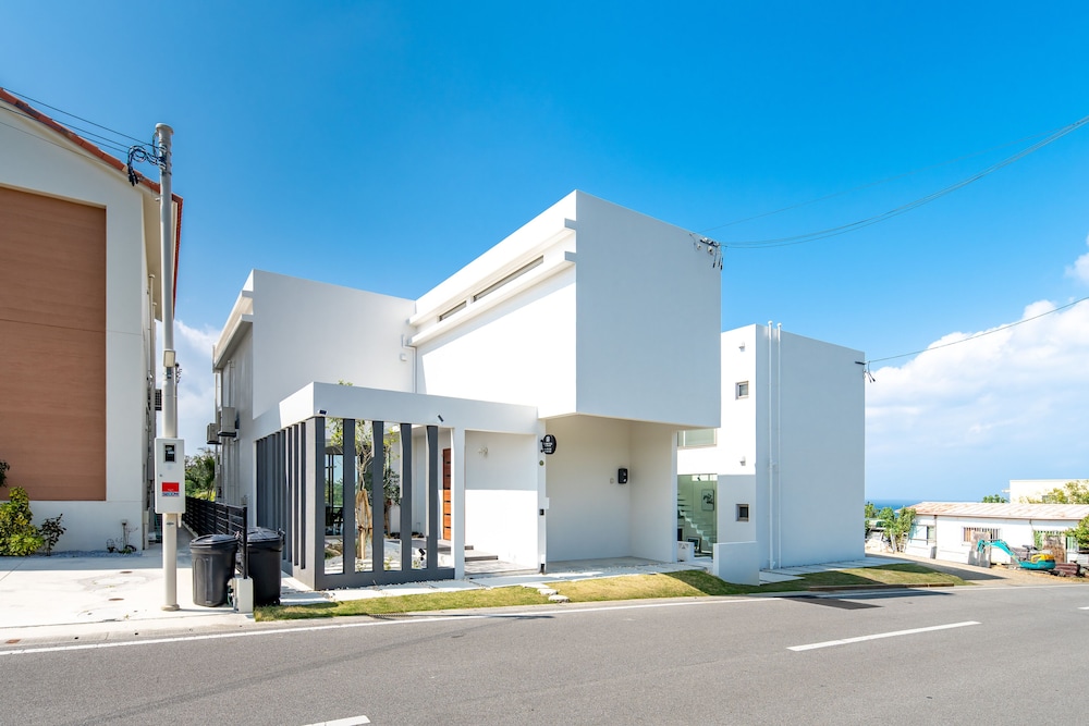 LUXURY HILLSIDE VILLA WITH SEA VIEWS 那覇