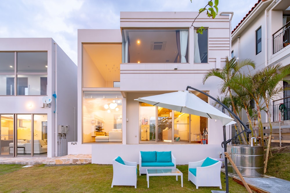 LUXURY HILLSIDE VILLA WITH SEA VIEWS 那覇