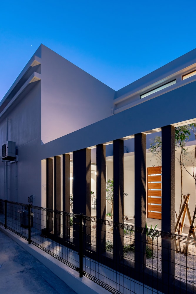 LUXURY HILLSIDE VILLA WITH SEA VIEWS 那覇