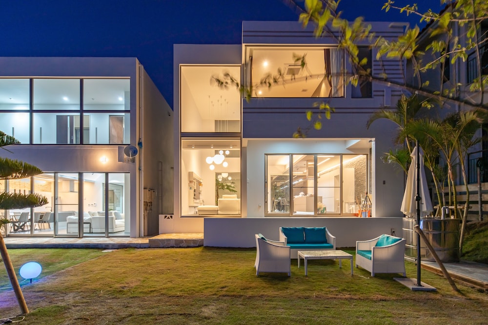 LUXURY HILLSIDE VILLA WITH SEA VIEWS 那覇
