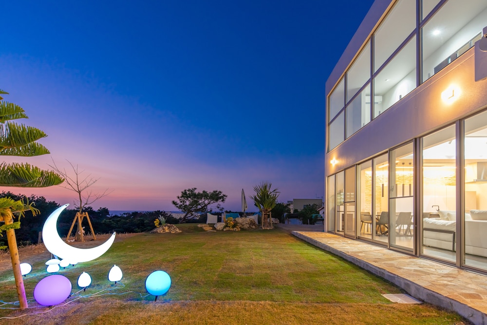 LUXURY HILLSIDE VILLA WITH SEA VIEWS 那覇