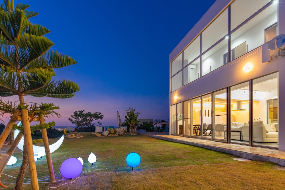 LUXURY HILLSIDE VILLA WITH SEA VIEWS 那覇