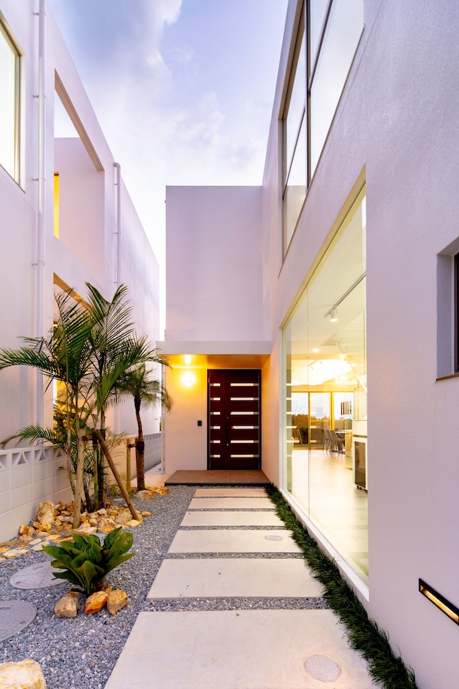 LUXURY HILLSIDE VILLA WITH SEA VIEWS 那覇