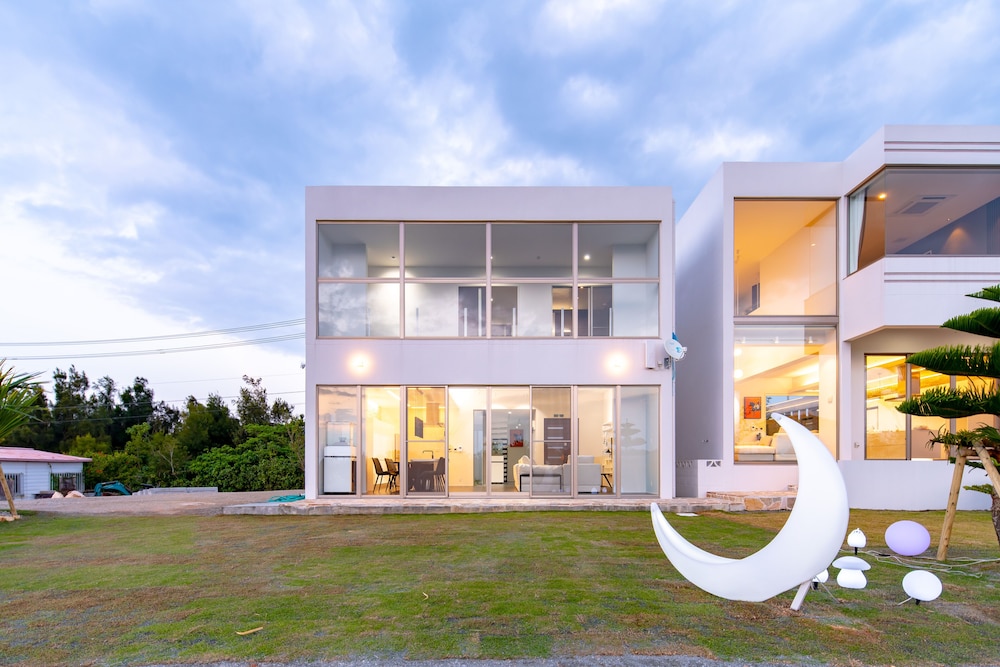 LUXURY HILLSIDE VILLA WITH SEA VIEWS 那覇