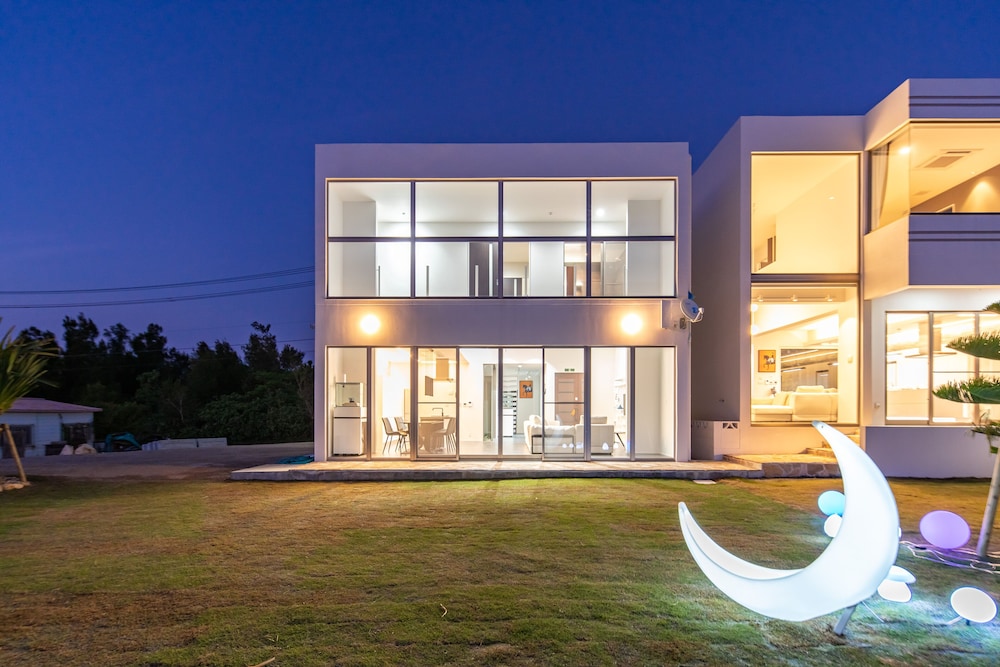 LUXURY HILLSIDE VILLA WITH SEA VIEWS 那覇