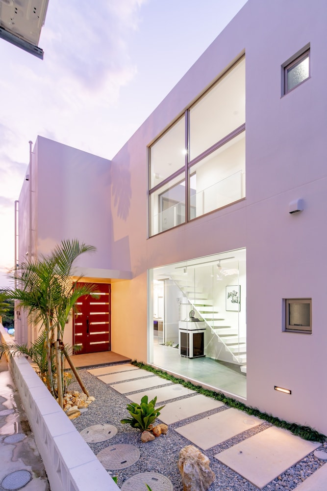 LUXURY HILLSIDE VILLA WITH SEA VIEWS 那覇