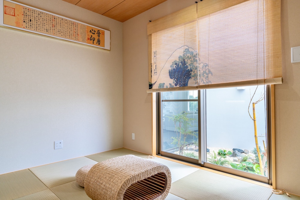 LUXURY HILLSIDE VILLA WITH SEA VIEWS 那覇