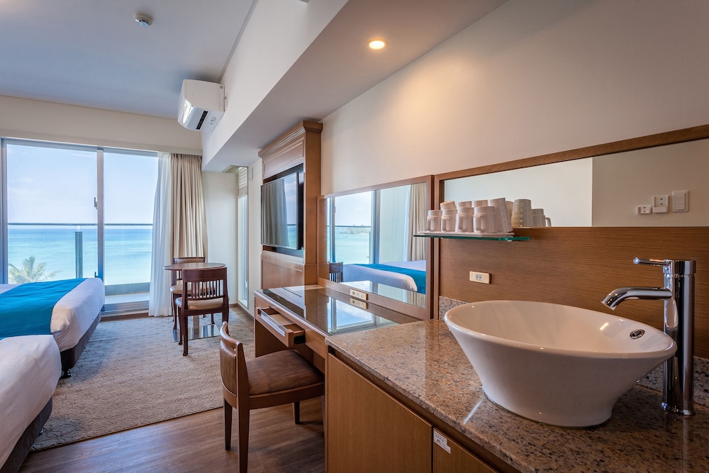 KARIYUSHI LCH.RESORT ON THE BEACH 那覇