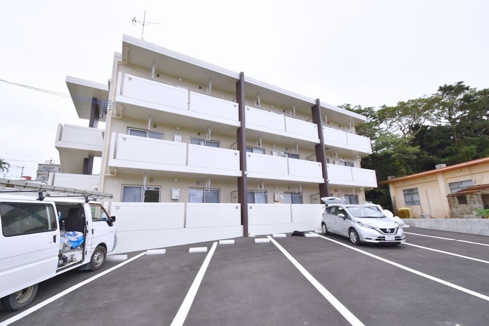 SHIGUWA ONNA MISHUKU ONNA 1F 那覇