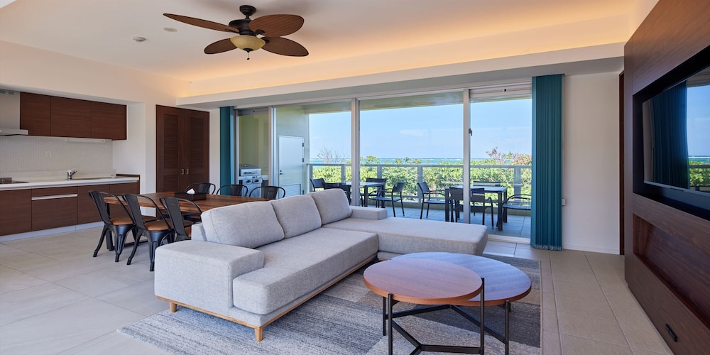 THE POOL & SAUNA VILLA MOTOBU 那覇