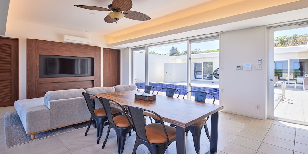 THE POOL & SAUNA VILLA MOTOBU 那覇