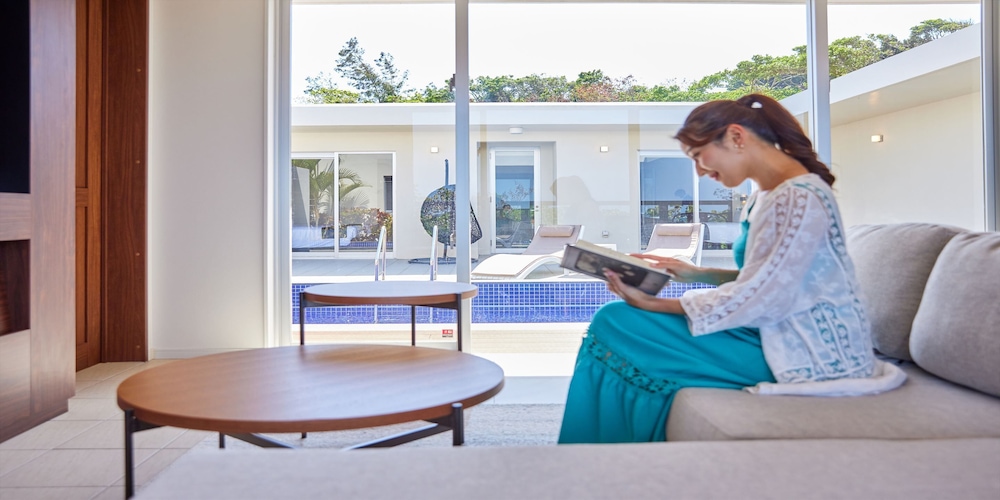 THE POOL & SAUNA VILLA MOTOBU 那覇