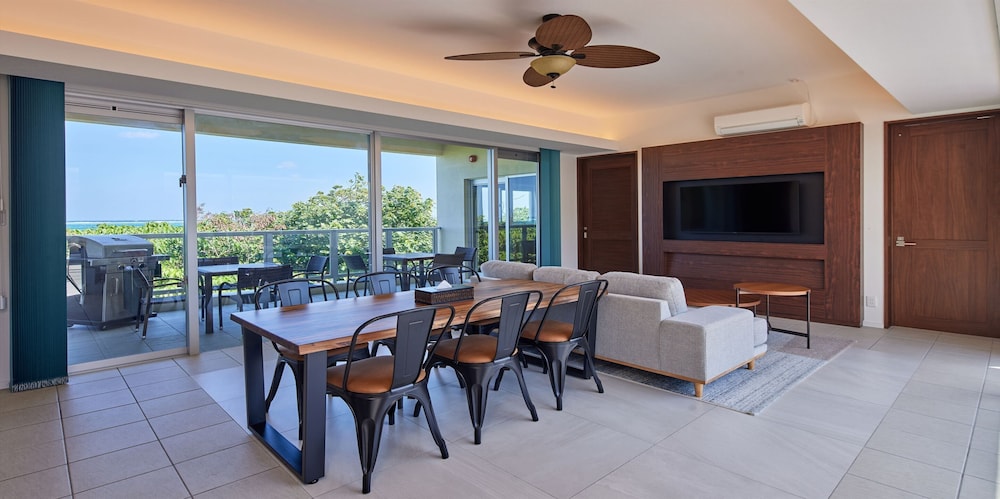 THE POOL & SAUNA VILLA MOTOBU 那覇