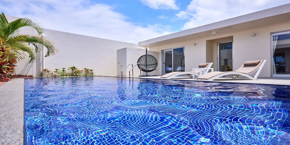 THE POOL & SAUNA VILLA MOTOBU 那覇