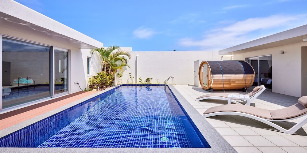 THE POOL & SAUNA VILLA MOTOBU 那覇