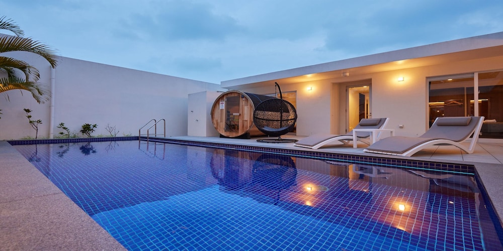 THE POOL & SAUNA VILLA MOTOBU 那覇