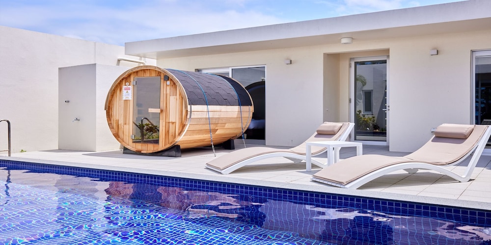 THE POOL & SAUNA VILLA MOTOBU 那覇