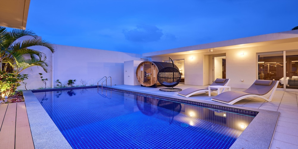 THE POOL & SAUNA VILLA MOTOBU 那覇