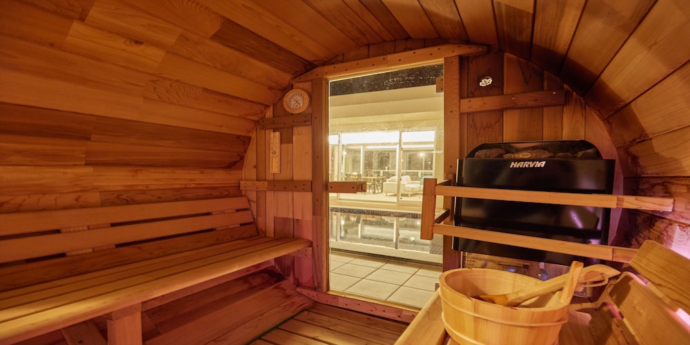 THE POOL & SAUNA VILLA MOTOBU 那覇